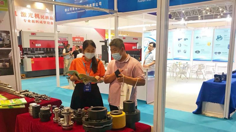 以下是一些市场上较为受欢迎的小型金属加工机床型号：